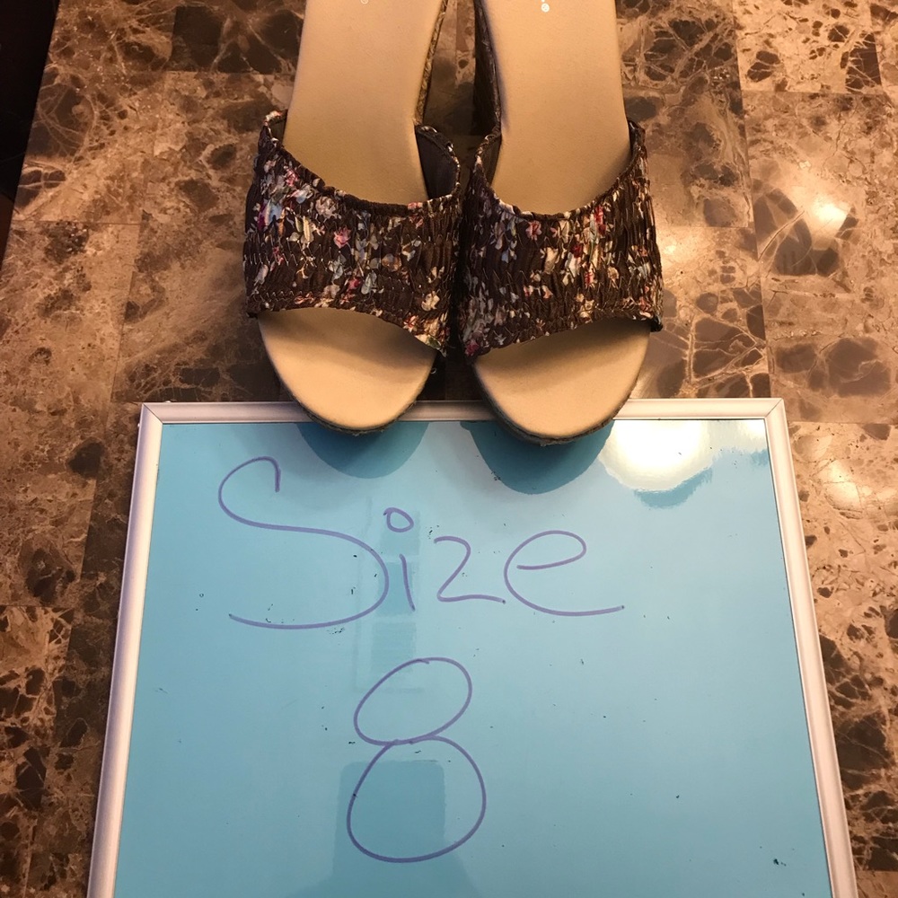 Women’s size 8 wedges